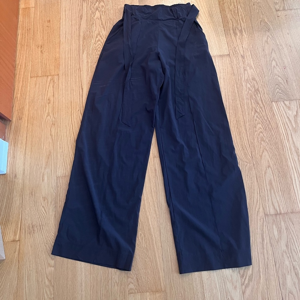 Size 6 Lululemon pants - excellent condition worn once